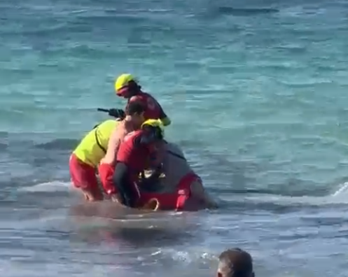 Socorristas Salvan A Un Hombre De A Os Ca Do De Un Catamar N En