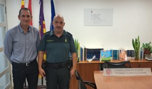 comandante jefe de la Compania de Ibiza Juan Carlos Gonzalez al delegado territorial de educacion Juan Alvarez