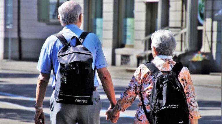 dos pensionistas de viaje con el imserso ancianos tercera edad pensiones recurso gsc