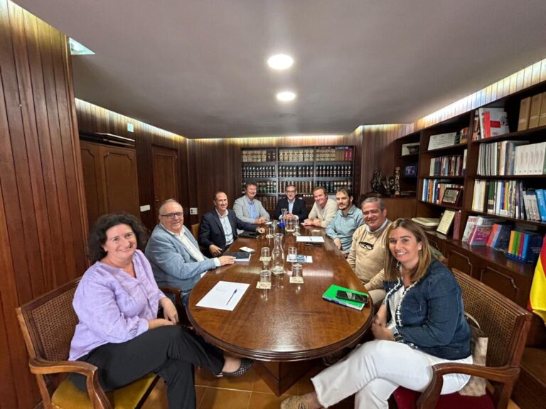 El equipo directivo de la Conselleria del Mar y representantes de Pimeef reunidos el pasado mes de noviembre.