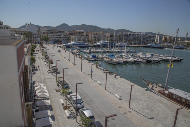 Coches aparcados en la Marina.2