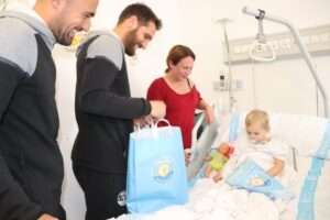 Jugadores de la UD Ibiza en el hospital