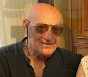 El hombre de 87 a&ntilde;os viste una chaqueta y pantalones vaqueros.