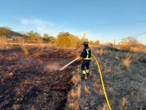 Los bomberos trabajan para contener el fuego