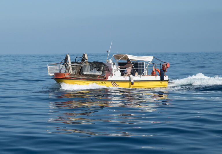 Las barcas comenzarán a limpiar el litoral en mayo.