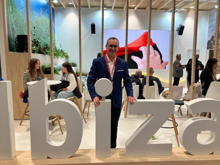 Ángel Piné en el stand de Ibiza en la FITUR