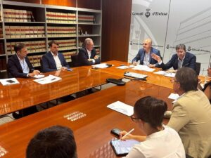 El Govern anuncia en Ibiza un plan de choque "inmediato" para combatir en la isla el turismo de excesos