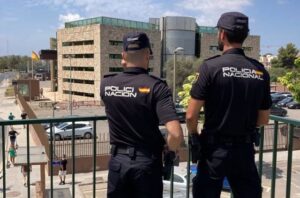 Sucesos. Detenido en Ibiza un hombre por robar en un comercio, amenazando con un c&uacute;ter a los empleados