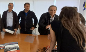 El presidente del club, Juan Mar&iacute;, saluda a una periodista, con el comodoro Dami&agrave; Verder&agrave; y el director gerente, Vicente Canals, a su derecha.