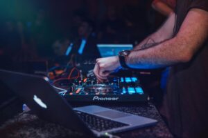 Aprende sobre el mundo del Dj en las Music Industry Sessions Fuente david bartus