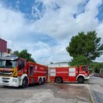 A vehicle burns early in the morning in es Canar