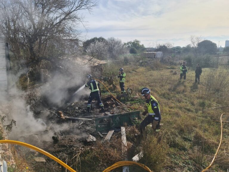 Bomberos trabajando en los incendios de Sant Josep