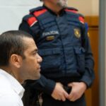 Condenan a cuatro años y medio de prisión al futbolista Dani Alves por agresión sexual a una joven de 23 años