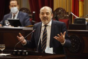El Parlament reclama al Estado pol&iacute;ticas eficaces de retorno para actuar contra la inmigraci&oacute;n ilegal a propuesta de Vox