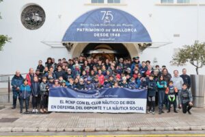 El RCNP muestra una bandera en apoyo al Club N&aacute;utico de Ibiza.