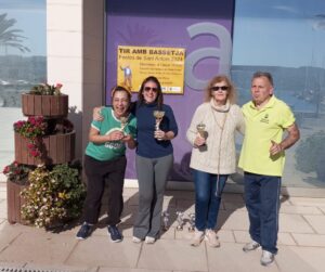 Los ganadores de la competici&oacute;n de tir amb bassetja.