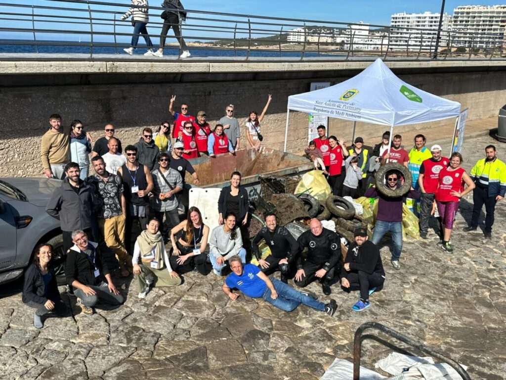 Sant Antoni se organizó para limpiar el mar.