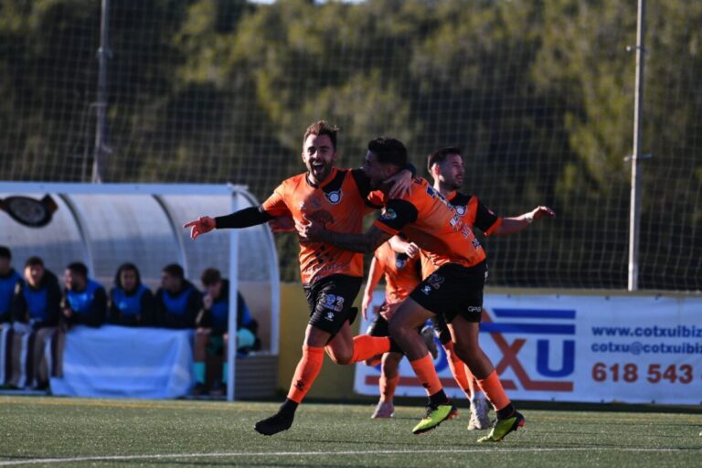 Isuardi festejando el gol.