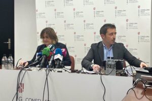 La consellera de Presidencia, Ant&ograve;nia Maria Estarellas, y el director general del IbSalut, Javier Ure&ntilde;a, en la rueda de prensa ofrecida este mi&eacute;rcoles