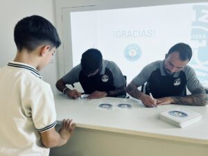 Los jugadores de la UD Ibiza firmando aut&oacute;grafos.
