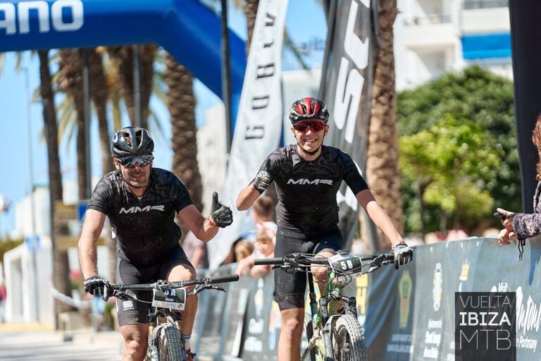 Oscar Freire y su hijo durante su participación en 2023 en la Vuelta a Ibiza de mountain bike