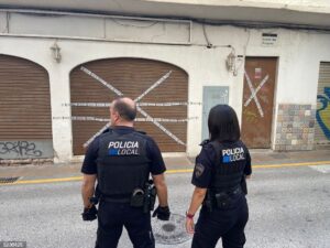 Agentes de la Polic&iacute;a Local de Sant Antoni, en Ibiza, tras el cierre de un local
