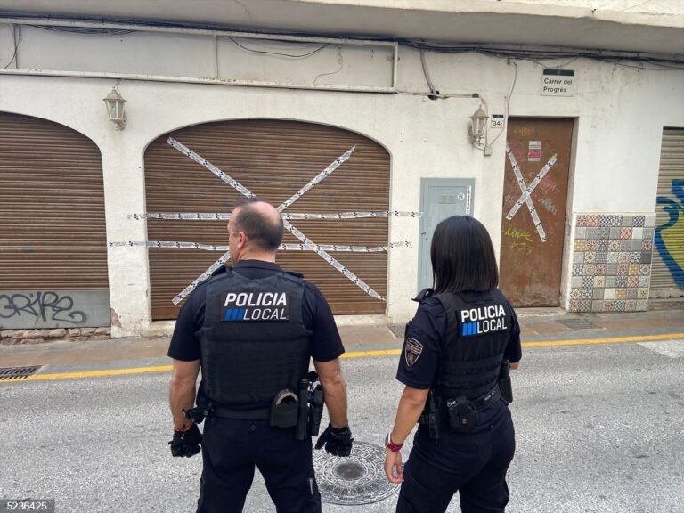 Agentes de la Policía Local de Sant Antoni, en Ibiza, tras el cierre de un local