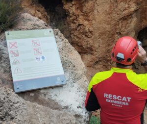 El Ayuntamiento de Sant Antoni y los Bomberos de Ibiza pusieron un panel informativo en la zona.