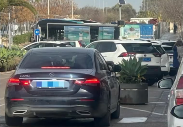 Un Uber recogiendo clientes en el aeropuerto.