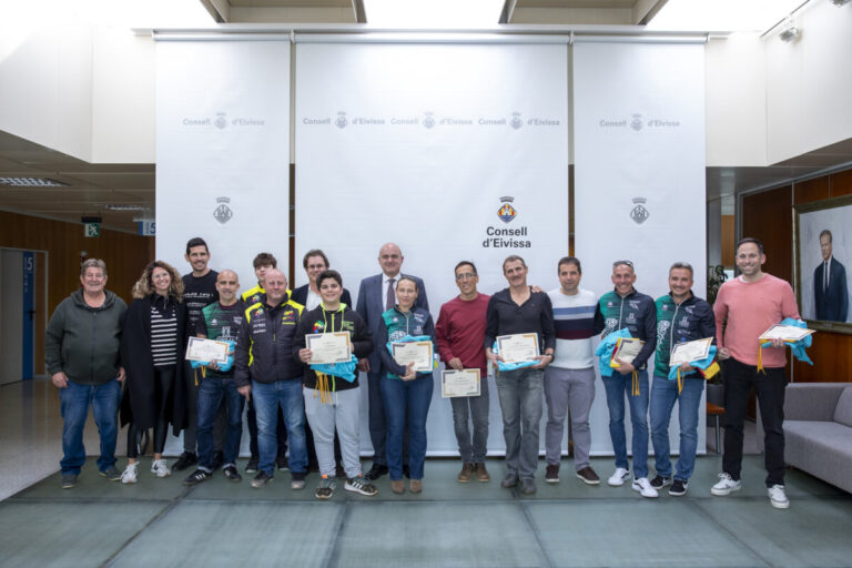 Un grupo de deportistas fueron homenajeados por el Consell de Ibiza.