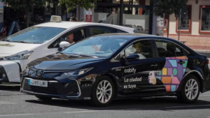 Un taxista y un Uber en su jornada de servicio