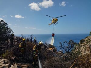 Tareas de extinci&oacute;n de un incendio en Ibiza.