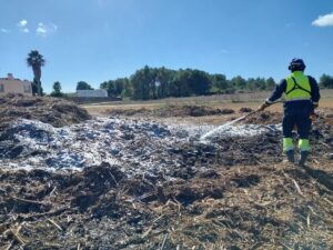 Bomberos sofocando un incendio.