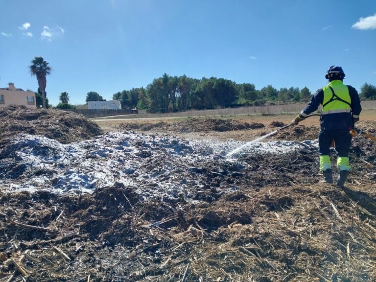 Bomberos sofocando un incendio.