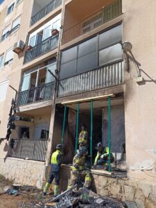 Bomberos trabajando en los apartamentos de Don Pepe.