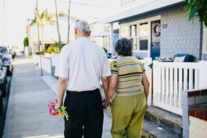 Caminatas para personas mayores en diferentes sitios de Santa Eularia Ph rdne stock