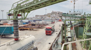 Camiones y contenedores en los muelles comerciales.