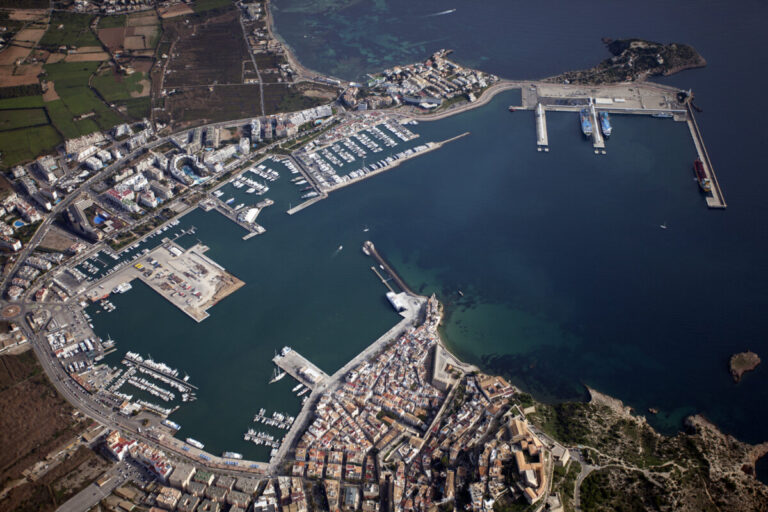 Vista aérea del puerto de Ibiza.