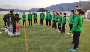 Entrenador dando indicaciones a un grupo.