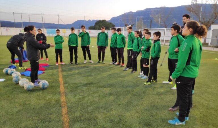 Entrenador dando indicaciones a un grupo.