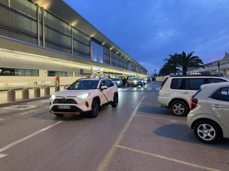 Un taxi en el aeropuerto de Ibiza.