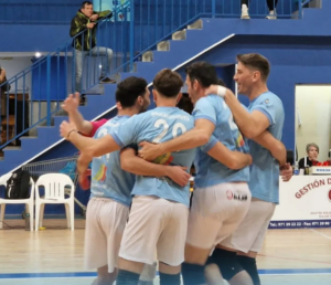 La UD Ibiza festejando el triunfo.