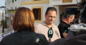 Lloren&ccedil; C&oacute;rdoba atiende a los medios.