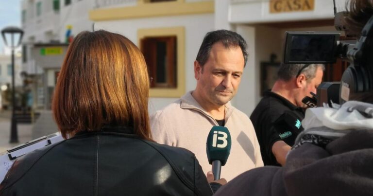 Llorenç Córdoba atiende a los medios.