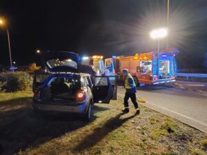 Los Bomberos de Ibiza rescatan a una persona luego de un accidente.
