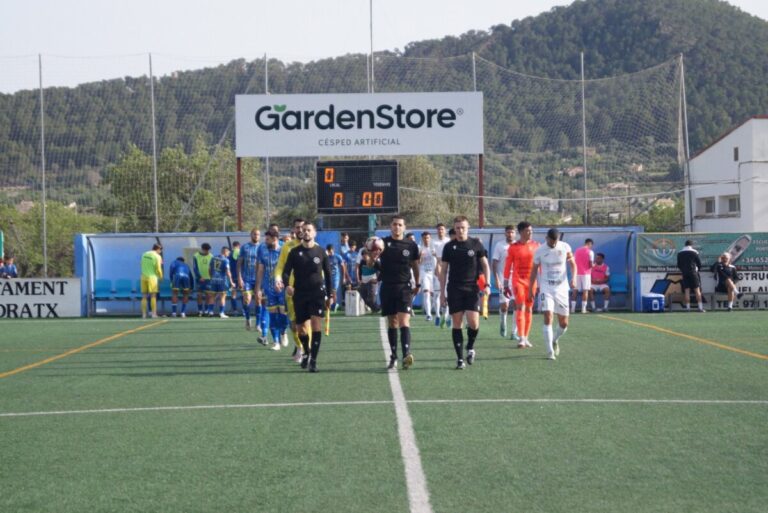 Los equipos ingresando al derbi balear.