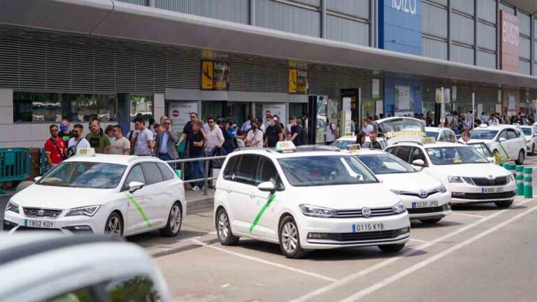 Taxis aparcados en el Aeropuerto de Ibiza