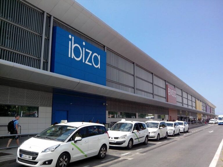 Taxis en el aeropuerto de Ibiza