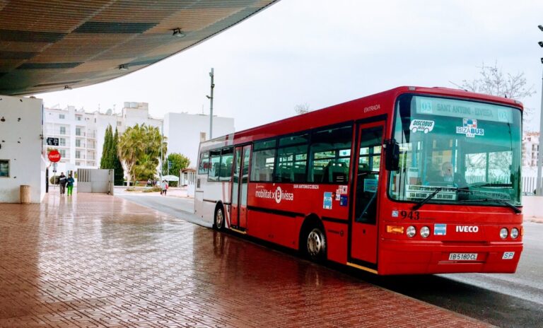 Transporte público en Ibiza.