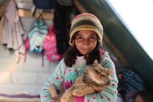 ni&ntilde;a y gato